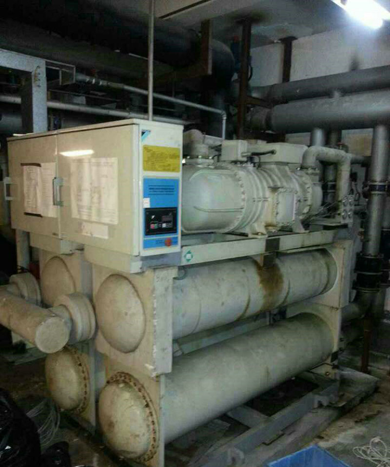 二手大金水冷螺桿機(jī)